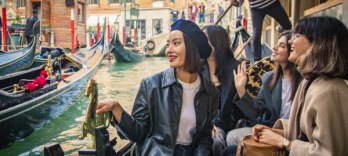 Совместная прогулка на гондоле на закате в Венеции