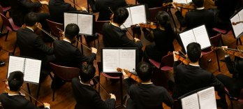 Alpesh Chauhan dirige a Smetana, Kodály y Sibelius